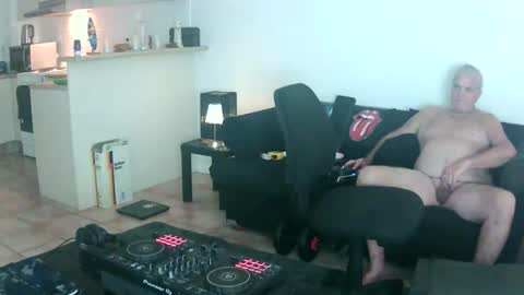 Snapshot of goldyguy011 chatting on 05.19.26 goldyguy011 online show from 05.19.26