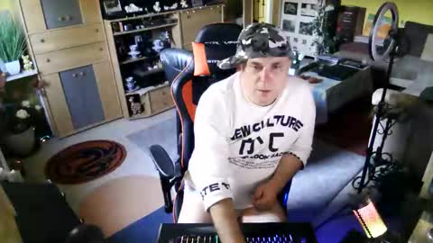 Snapshot of google5001 chatting on 10.02.25 google5001 online show from 10.02.25