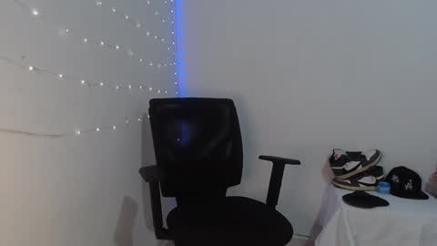 Snapshot of goos_cum chatting on 09.27.25 Goos online show from 09.27.25