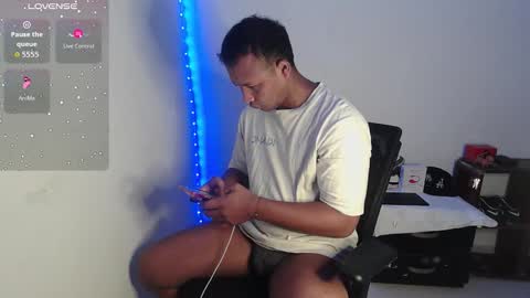 Snapshot of goos_cum chatting on 10.15.25 Goos online show from 10.15.25