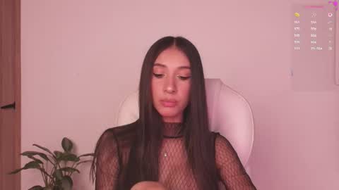 Snapshot of gorgeous_brunette chatting on 06.21.26 Rose online show from 06.21.26
