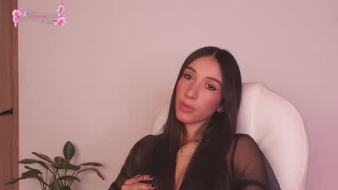 Snapshot of gorgeous_brunette chatting on 06.24.26 Rose online show from 06.24.26