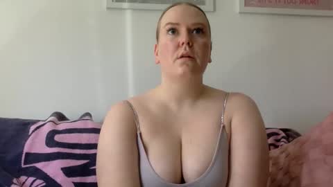 Snapshot of graceloves69 chatting on 04.22.26 Grace Loves online show from 04.22.26