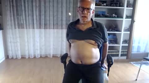 Snapshot of grandpach chatting on 11.15.25 grandpach online show from 11.15.25