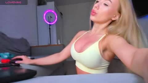 Snapshot of great_blondy chatting on 06.25.26 Anny online show from 06.25.26