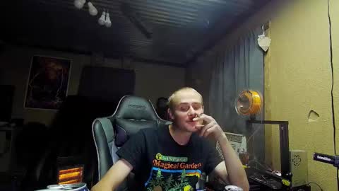 Snapshot of greenlungs8195 chatting on 10.11.25 Greenlungs8195 online show from 10.11.25