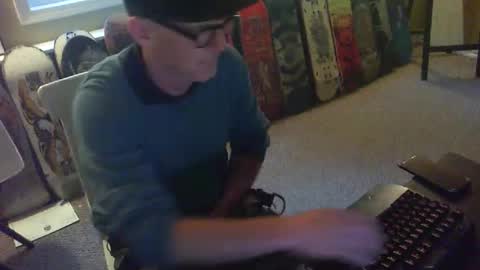 Snapshot of greenrooster1 chatting on 10.16.25 greenrooster1 online show from 10.16.25