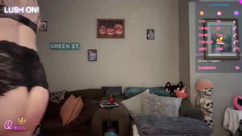Snapshot of greenxxxqueen chatting on 04.08.26 SexQueen Nikki online show from 04.08.26
