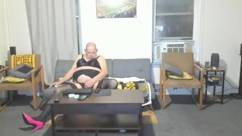 Snapshot of gregkuitch chatting on 11.18.25 gregkuitch online show from 11.18.25