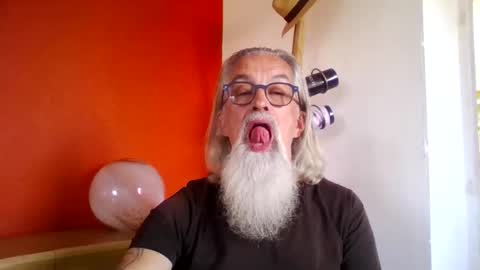 Snapshot of grybear60 chatting on 10.04.25 Grybear online show from 10.04.25