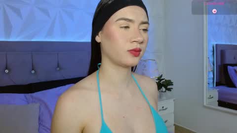 Snapshot of gwen_drew chatting on 10.05.25 Gwen Drew online show from 10.05.25