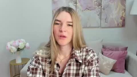 Snapshot of gwensmitt chatting on 06.28.26 gwensmitt online show from 06.28.26