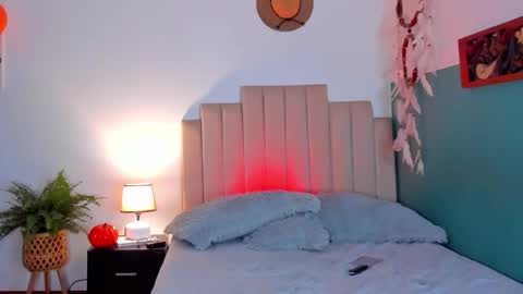 Snapshot of h3y_mia3 chatting on 10.29.25 Paulina online show from 10.29.25