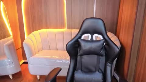 hadda_crazy_b online show from 02.20.26