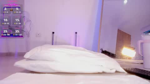 Snapshot of hade_rosse chatting on 11.04.25 HADE ROSSE online show from 11.04.25