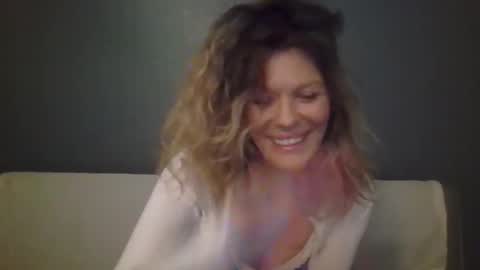 Snapshot of haileys123 chatting on 10.10.25 Hailey online show from 10.10.25