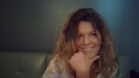 Snapshot of haileys123 chatting on 10.23.25 Hailey online show from 10.23.25