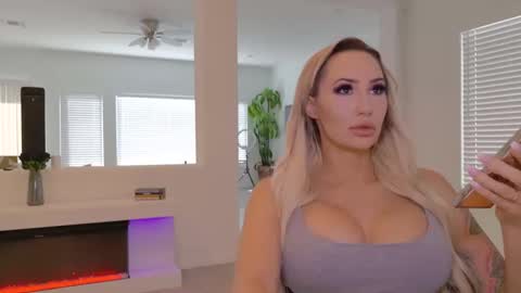 Snapshot of haliaxhill chatting on 10.15.25 Halia Hill online show from 10.15.25