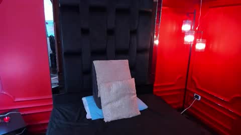 Halley Lorens online show from 10.06.25