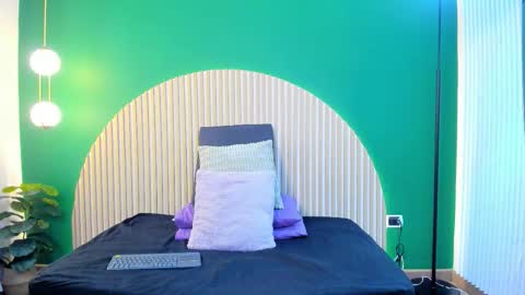 Halley Lorens online show from 11.28.25