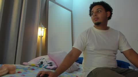 Snapshot of handsome_petite chatting on 01.04.25 grace and tim online show from 01.04.25