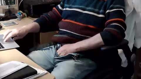 Snapshot of handz2 chatting on 11.04.25 handz2 online show from 11.04.25