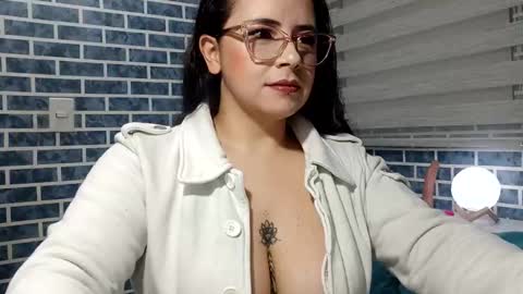 Snapshot of hanna_moons chatting on 04.25.26 hanna_moons online show from 04.25.26