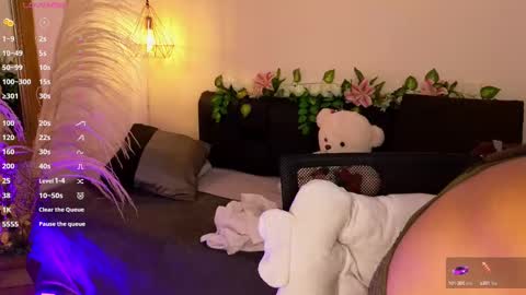 Snapshot of hannah_williams1 chatting on 10.04.25 Hannah Williams online show from 10.04.25