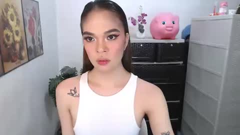 Snapshot of hannahforyou chatting on 04.26.26 HANNAH online show from 04.26.26