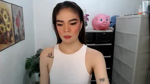 Snapshot of hannahforyou chatting on 04.26.26 HANNAH online show from 04.26.26