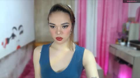 Snapshot of hannahforyou chatting on 06.10.26 HANNAH online show from 06.10.26