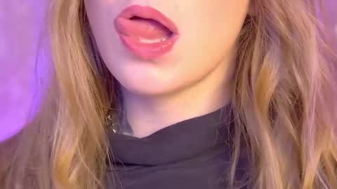 Snapshot of hannahmonttana chatting on 09.30.25 Pearl online show from 09.30.25