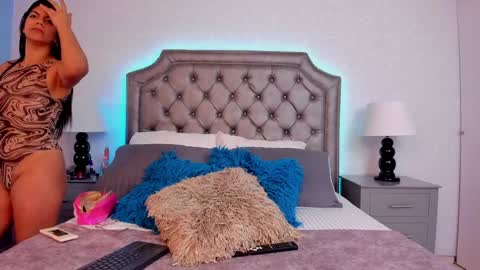 Snapshot of hannaslone chatting on 02.01.25 Hanna Slone online show from 02.01.25