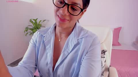 Hanna Williams  online show from 11.28.25