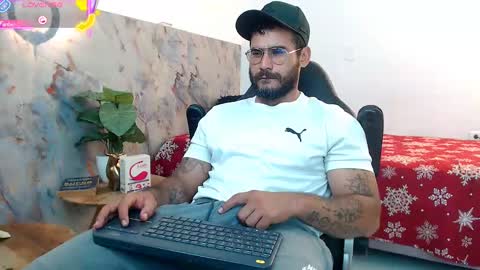 Snapshot of hanz_col chatting on 10.13.25 hanz_col online show from 10.13.25