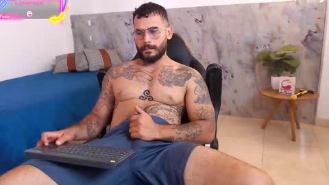 Snapshot of hanz_col chatting on 10.24.25 hanz_col online show from 10.24.25