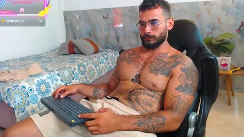 Snapshot of hanz_col chatting on 10.27.25 hanz_col online show from 10.27.25