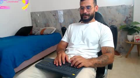 Snapshot of hanz_col chatting on 11.04.25 hanz_col online show from 11.04.25