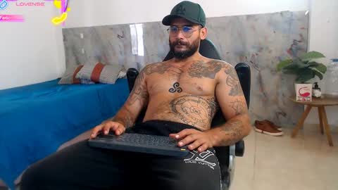 Snapshot of hanz_col chatting on 11.05.25 hanz_col online show from 11.05.25