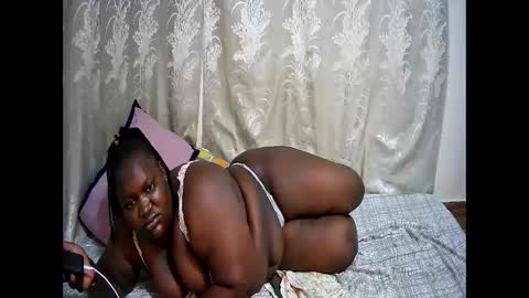 Snapshot of happysonia chatting on 10.18.25 happysonia online show from 10.18.25