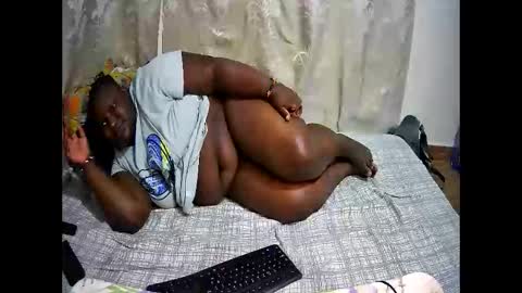 Snapshot of happysonia chatting on 10.19.25 happysonia online show from 10.19.25