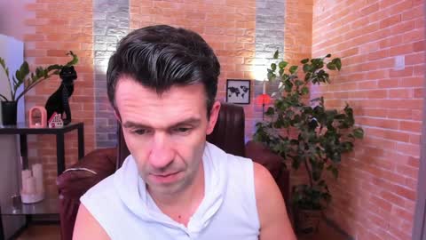 Snapshot of hard_and_juici chatting on 02.01.25 Steve online show from 02.01.25