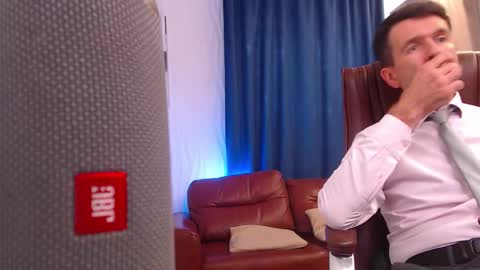 Snapshot of hard_and_juici chatting on 09.18.25 Steve online show from 09.18.25