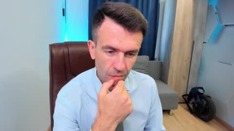 Snapshot of hard_and_juici chatting on 10.01.25 Steve online show from 10.01.25