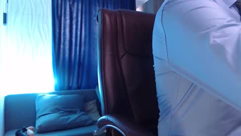 Snapshot of hard_and_juici chatting on 10.21.25 Steve online show from 10.21.25