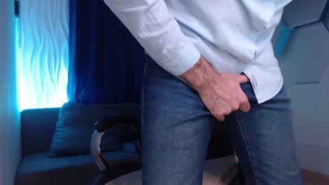 Snapshot of hard_and_juici chatting on 10.27.25 Steve online show from 10.27.25