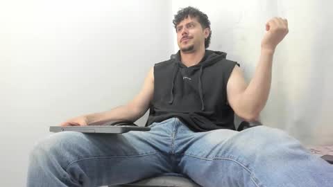 Snapshot of harrydaviss chatting on 10.15.25 alpha online show from 10.15.25