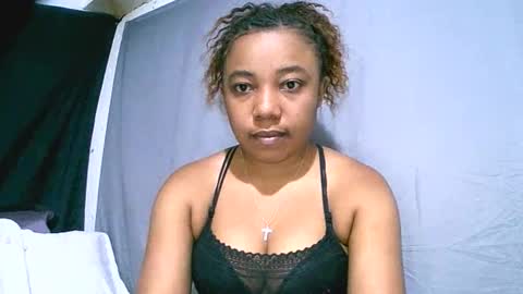 Snapshot of hasimina09 chatting on 10.31.25 hasimina09 online show from 10.31.25