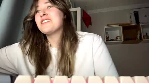 Snapshot of hedwigmondt chatting on 06.25.26 Molly online show from 06.25.26