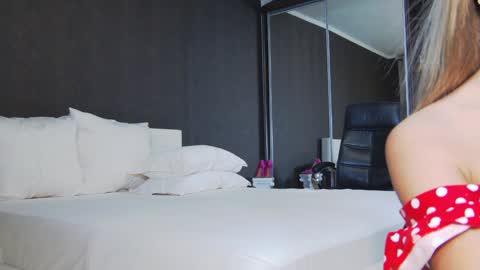 Snapshot of hefner_girl chatting on 12.14.24 Helen online show from 12.14.24